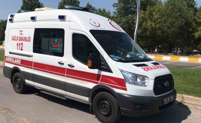 Edirne’de otomobille çarpışan motosikletli kurye yaralandı