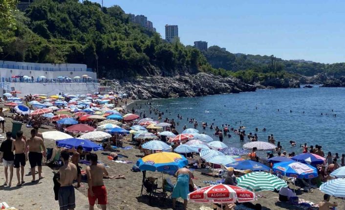 Ege sahillerini aratmadı, yüzlerce kişi halk plajına akın etti