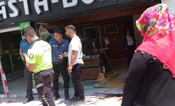 Ehliyetsiz sürücü direksiyon hakimiyetini kaybederek fırına girdi: O anlar kameraya yansıdı