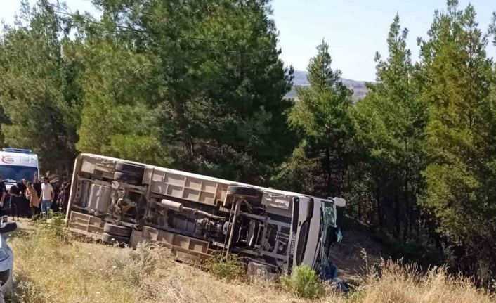 Ekmek parası için Urfa’dan Denizli’ye gelen işçileri taşıyan servis şarampole devrildi