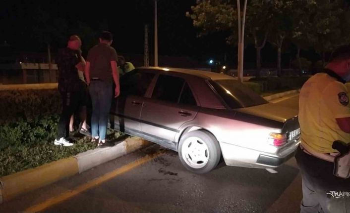 El freni çekilmeyen otomobil refüje çıktı