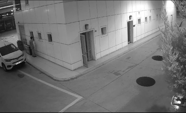 Elini kolunu sallayarak geldi, telefonu çalıp “mutlu” bir şekilde kaçtı