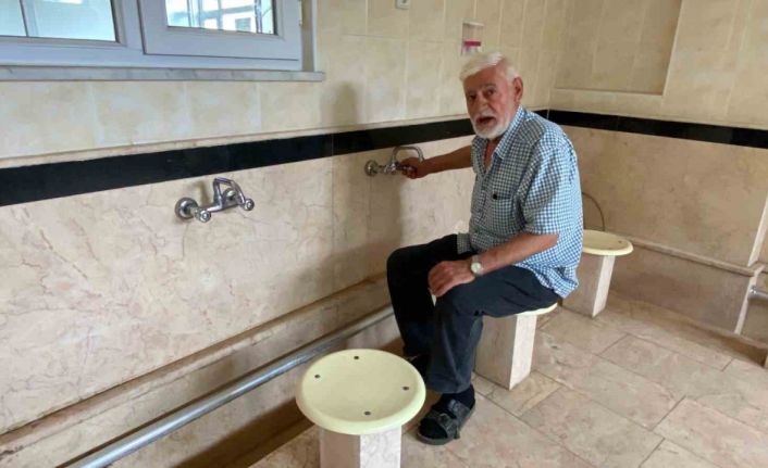 Ellerini kuruttuğu havluyla ayakkabısını sildi, yetmedi su içtikleri cami musluklarını bozdu