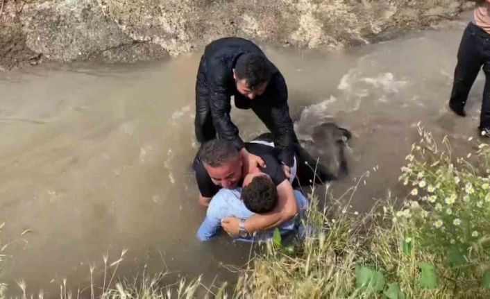 En sulu düğün eğlencesi: Düğün sahiplerini merdivene bağlayıp sulama kanalına attılar