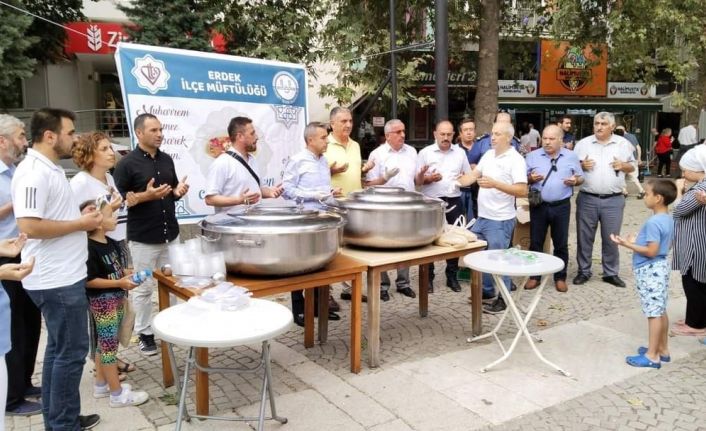 Erdek’te aşure kazanları birlik için kaynadı