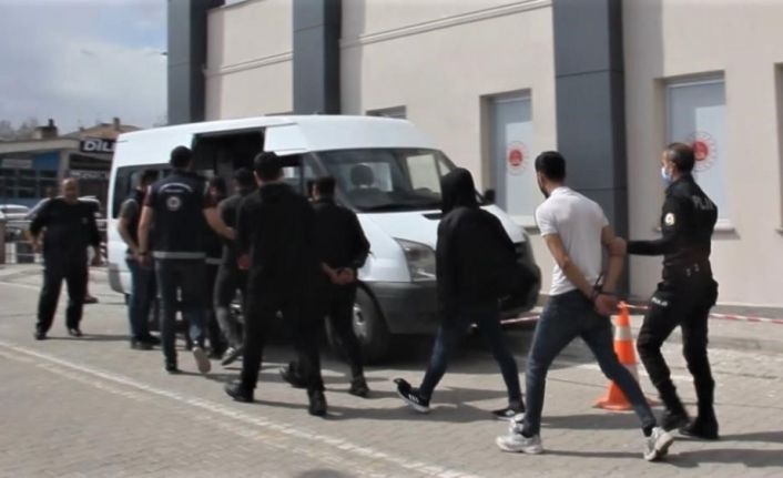 Erzincan’da çeşitli suçlardan aranan 27 kişi yakalandı, 3 kişi gözaltına alındı