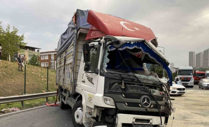 Esenyurt’ta bariyerlere çarpan sebze yüklü kamyon devrildi: 1 ölü, 1 yaralı
