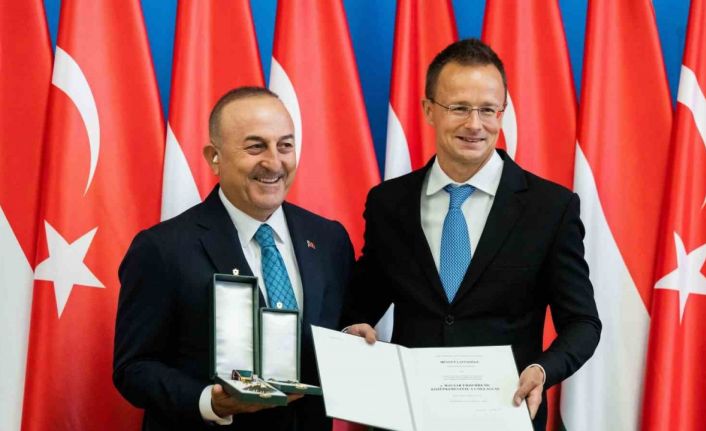 Eski Dışişleri Bakanı Çavuşoğlu’na Macaristan’dan ‘Liyakat Nişanı’ madalyası