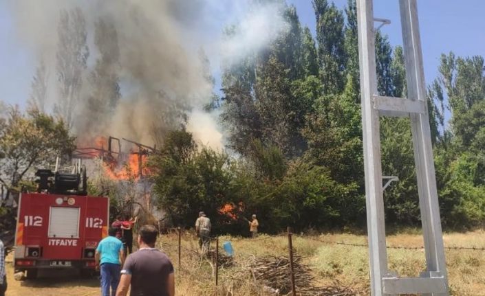 Ev yangınında 90 bin TL nakit para ve 5 ton buğday kül oldu