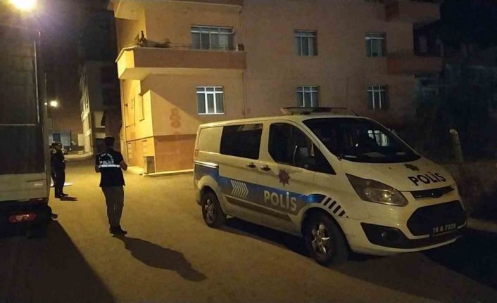 Evin camlarını kabza ile kırdılar havaya ateş edip kaçtılar