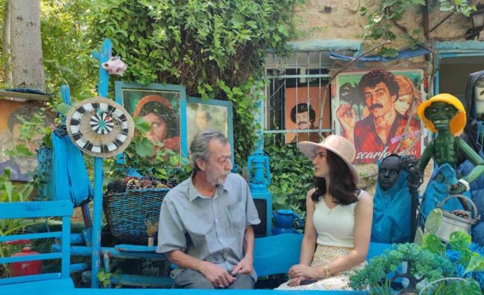 Evinin bahçesini sevdiği renklerle donattı, bahçe ’Şirinler köyünü’ anımsattı