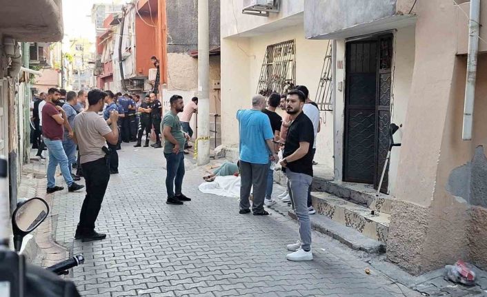 Evinin önünde otururken silahlı saldırıya uğrayan şahıs öldü