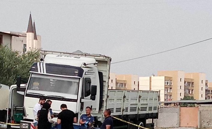 Evinin önünde pusu kurulan genç, tabanca ve uzun namlulu silahla öldürüldü