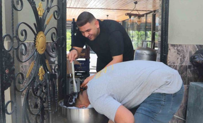 Fırıncılardan ‘El Nino’ sıcaklarına ilginç çözüm: Kafalarını buzlu suya sokup hortumla serinliyorlar