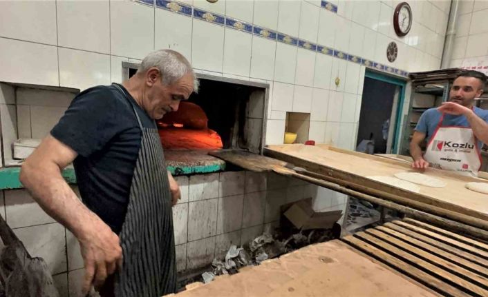 Fırıncılardan sıcaklığa ilginç yöntem: Soğuk duş alıp önlüklerini soğuk suda ıslatıyorlar