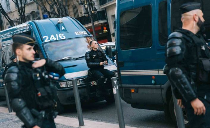 Fransa’da 17 yaşındaki genci vuran polis için 700 bin eurodan fazla bağış toplandı