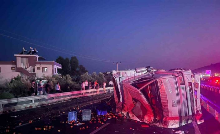 Freni patlayan domates yüklü kamyon 3 araca çarptı: 1 ölü, 5 yaralı