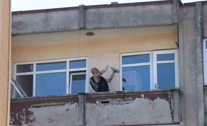 Geçen yıl pompalı tüfekle dehşet saçmıştı, bugün de kız arkadaşını rehin aldı