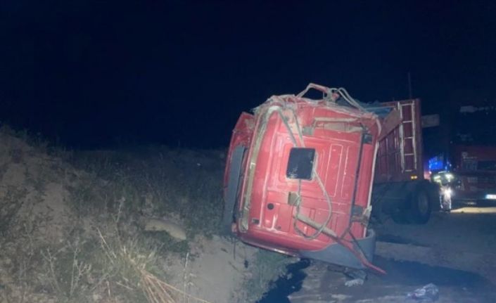 Gediz’de tomruk yüklü tır devrildi: 1 yaralı