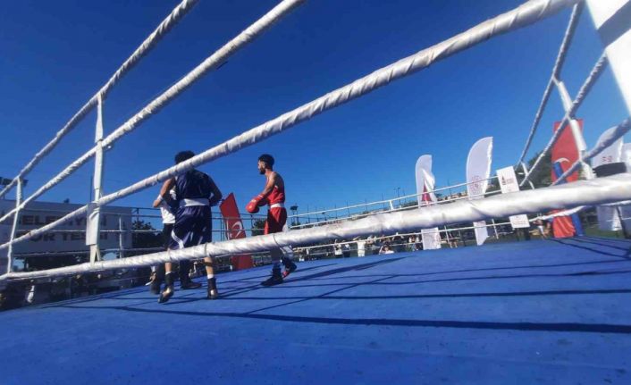 Genç boksörler 15 Temmuz şehitleri anısına Beyoğlu’nda ringe çıktı