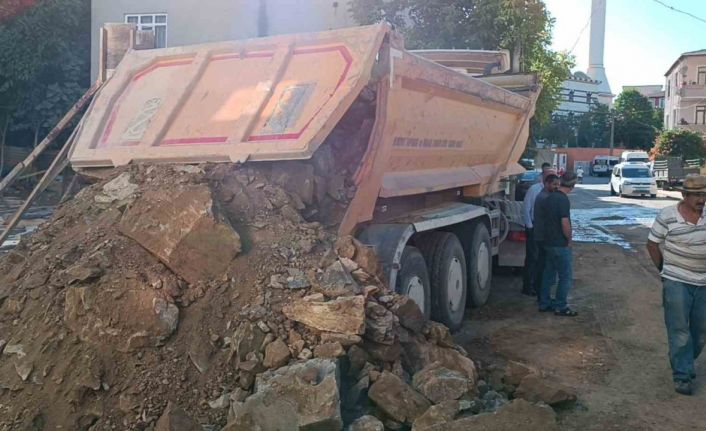 Geri manevra yapan hafriyat kamyonu baba ve 2 çocuğunu ezdi