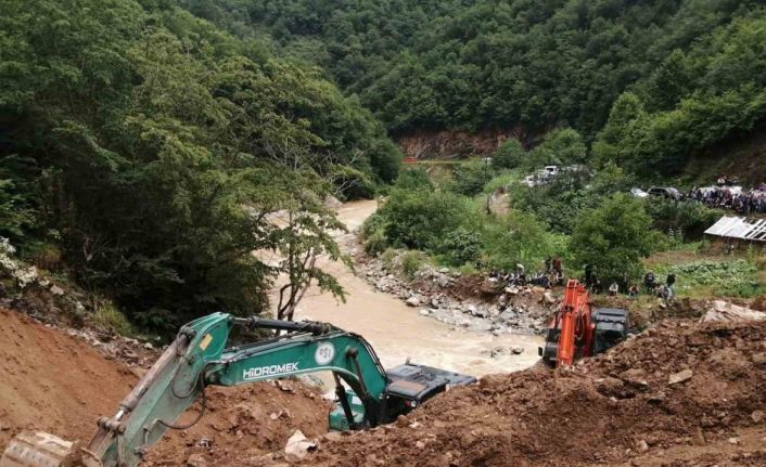 Giresun’da yağış nedeniyle meydana gelen göçük altında kalan işçiden umut kesiliyor