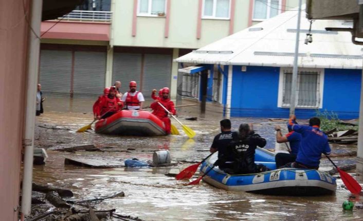 Giresun’un Piraziz ilçesinde Abdal Deresi taştı, ev ve iş yerlerinde mahsur kalan vatandaşlar botlarla kurtarıldı