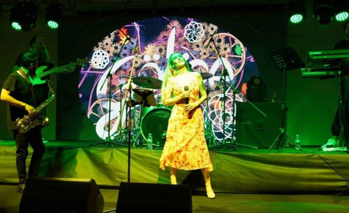 Gökçe sevilen şarkılarını gazeteciler için söyledi