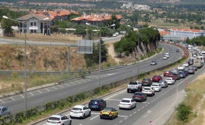 Gökova-Yatağan karayolunda tatilcilerin araç yoğunluğu arttı