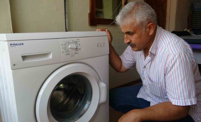 Görme engelli vatandaş sesinden arızasını anladığı beyaz eşyaların tamirini yapıyor