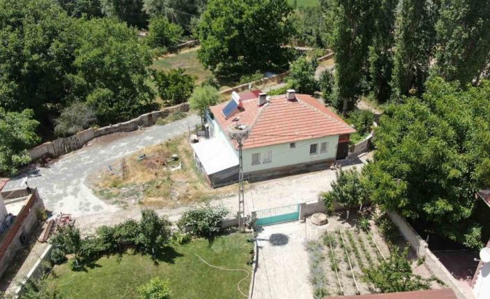 Gözlerinde ki bozukluk engel olmadı, direkte ki leyleklere dürbünle bakıyor