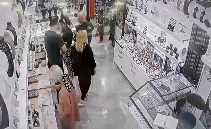 Gümüşçüde hırsızlık kamerada: El çabukluğuyla 3 bin liralık ziynet eşyası çaldılar