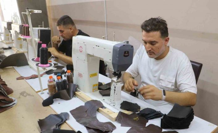 Günlük bin TL’ye usta bulamayan enkaz kentin ayakkabı imalatçıları, üretmek için destek bekliyor