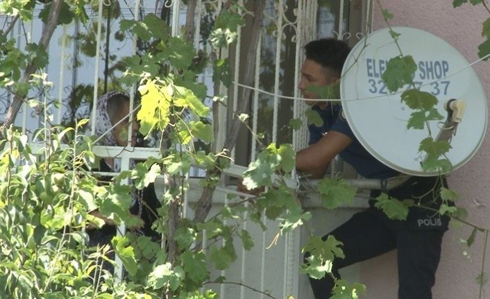 Haber alınamayan yaşlı çifte ulaşmak polis apartmana tırmandı
