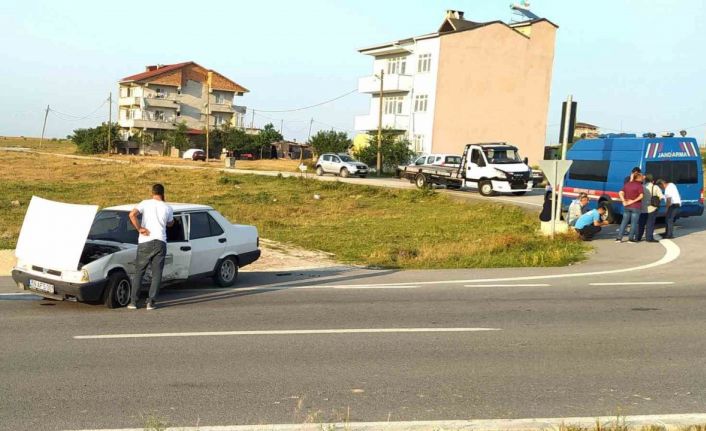 Hafif ticari araç ile otomobil çarpıştı: 4 yaralı