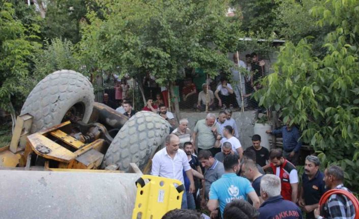 Hakkari’de devrilen iş makinesinin altında kalan çocuk yaralandı