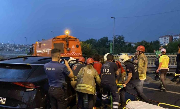 Haliç Köprüsü’nde otomobiliyle belediye aracına çarpan sürücü kaçtı, 1 kişi ağır yaralandı