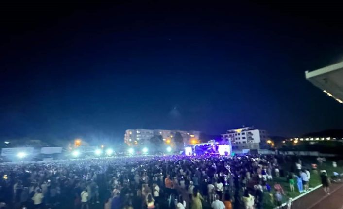 Hande Yener komşuyu salladı