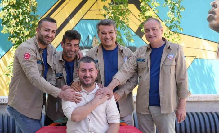 Hatay’da 24 saat sonra enkazdan çıkarılan vatandaş arama kurtarma ekipleri ile buluştu