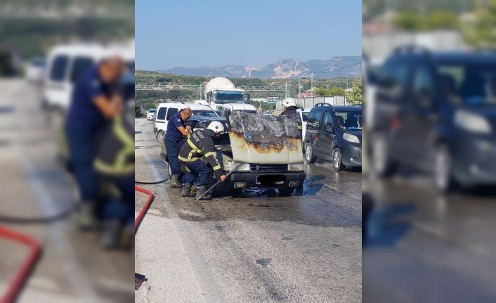 Hatay’da seyir halindeki araç alev alev yandı