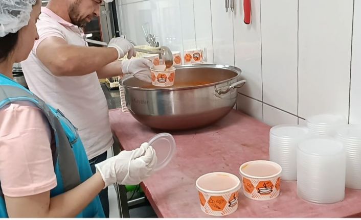 Hergün hasta, engelli ya da yemek yapamayacak durumda vatandaşlara ücretiz yemek servisi