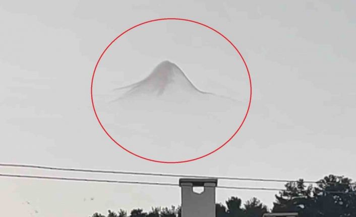 Hiç bulut yokken gökyüzünde ortaya çıkan siluetleri gören telefonuna sarıldı