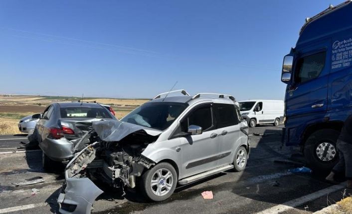Hızını alamayan tır, kırmızı ışıkta bekleyen araçların arasına daldı: 6 yaralı
