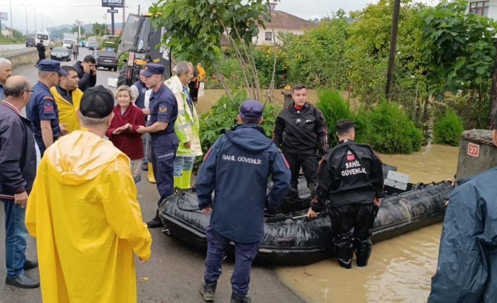 İçişleri Bakanı Yerlikaya: "23 vatandaşımız helikopter, 73 vatandaşımız bot ve iş makineleriyle kurtarıldı"