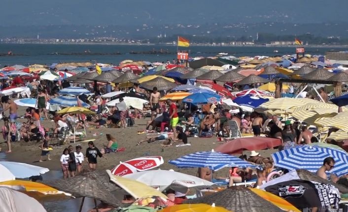"İğne atsan yere düşmez" deyimi gerçek oldu: Tatilin tadını böyle çıkarttılar