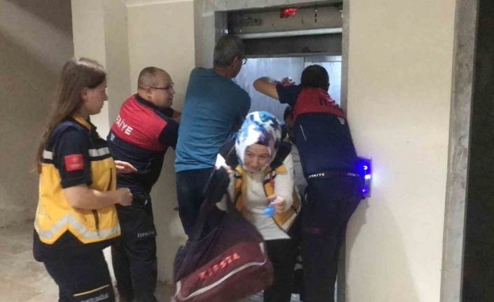 İhbara giden 112 Acil Servis ve polis ekipleri 20 katlı binanın ikinci katında asansörde mahsur kaldı