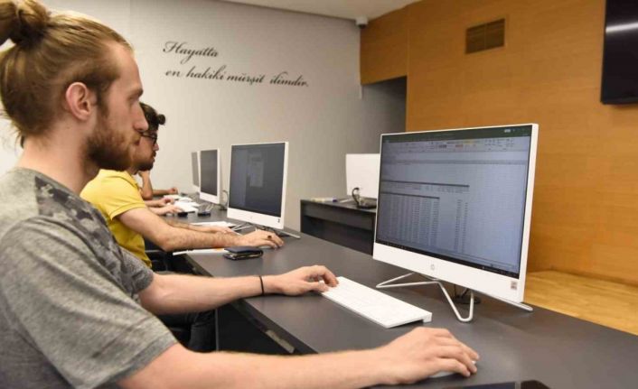 İİBF 65 yıllık tecrübesiyle başarılı mezunlar vermeye devam ediyor