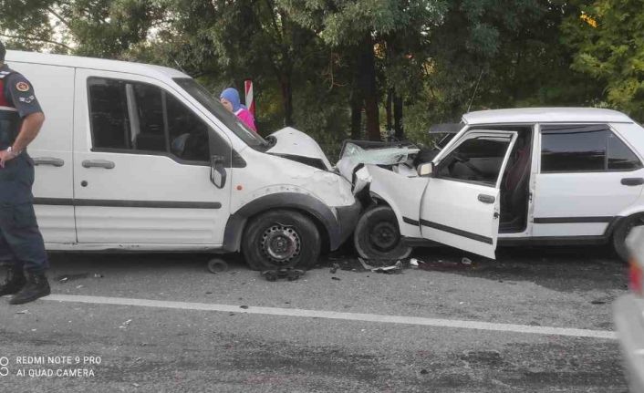İki araç kafa kafaya çarpıştı, 3 yaralı