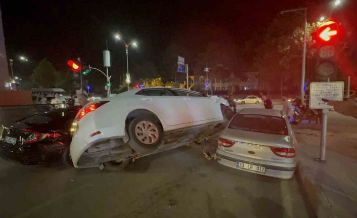 İki aracın arasına sıkışan otomobil diğer aracına üzerine çıktı: 2 yaralı