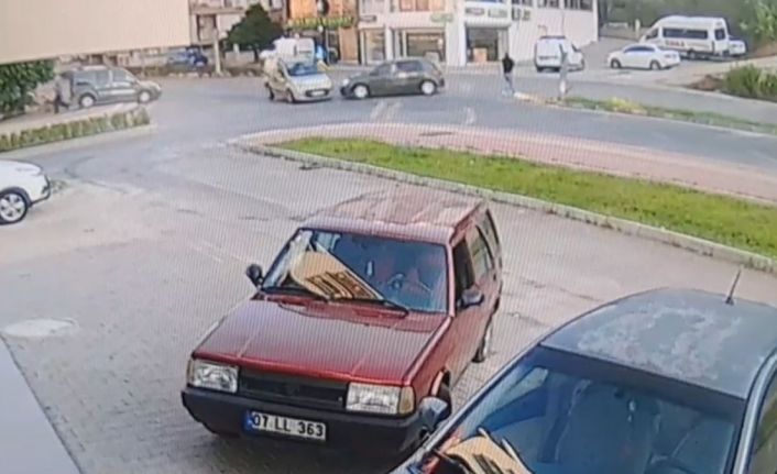 İki aracın arasında kalmaktan saniyelerle kurtuldu, geriye dönüp yaralılara yardımcı oldu
